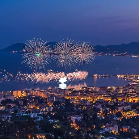Art Deco Luxury With Breath Taking View On Bay By Olidesi Апартаменты *
