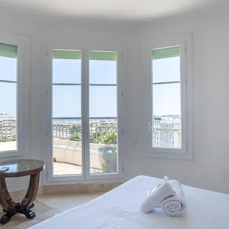 Art Deco Luxury With Breath Taking View On Bay By Olidesi Апартаменты
